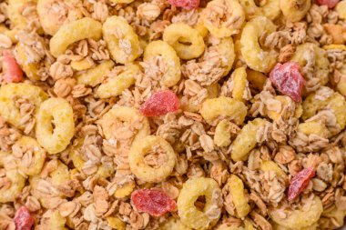 Gevrek, çikolata topları ve sağlıklı bir kahvaltı için kurutulmuş meyve. Çikolatalı granola.