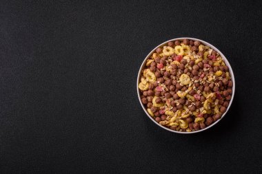 Gevrek, çikolata topları ve sağlıklı bir kahvaltı için kurutulmuş meyve. Çikolatalı granola.