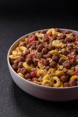 Gevrek, çikolata topları ve sağlıklı bir kahvaltı için kurutulmuş meyve. Çikolatalı granola.