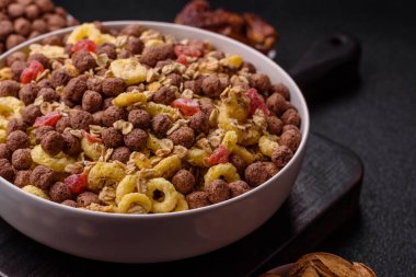 Gevrek, çikolata topları ve sağlıklı bir kahvaltı için kurutulmuş meyve. Çikolatalı granola.