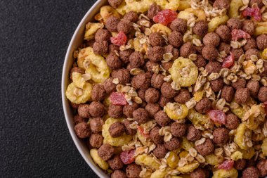 Gevrek, çikolata topları ve sağlıklı bir kahvaltı için kurutulmuş meyve. Çikolatalı granola.