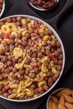 Gevrek, çikolata topları ve sağlıklı bir kahvaltı için kurutulmuş meyve. Çikolatalı granola.