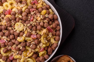 Gevrek, çikolata topları ve sağlıklı bir kahvaltı için kurutulmuş meyve. Çikolatalı granola.