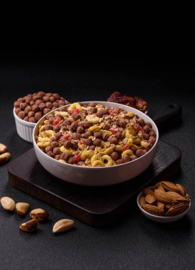 Gevrek, çikolata topları ve sağlıklı bir kahvaltı için kurutulmuş meyve. Çikolatalı granola.