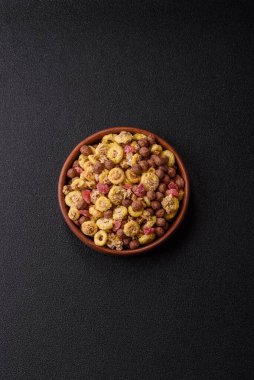 Gevrek, çikolata topları ve sağlıklı bir kahvaltı için kurutulmuş meyve. Çikolatalı granola.