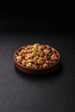 Gevrek, çikolata topları ve sağlıklı bir kahvaltı için kurutulmuş meyve. Çikolatalı granola.
