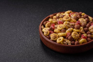 Gevrek, çikolata topları ve sağlıklı bir kahvaltı için kurutulmuş meyve. Çikolatalı granola.