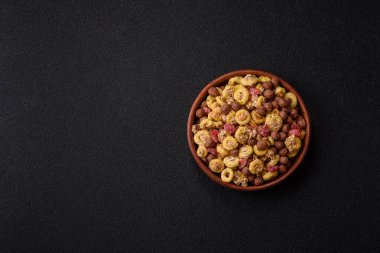 Gevrek, çikolata topları ve sağlıklı bir kahvaltı için kurutulmuş meyve. Çikolatalı granola.