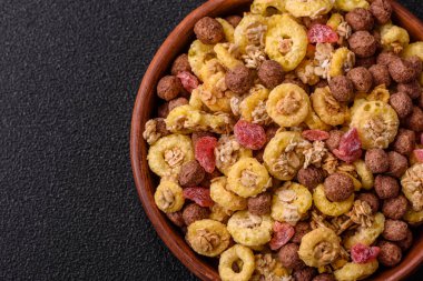 Gevrek, çikolata topları ve sağlıklı bir kahvaltı için kurutulmuş meyve. Çikolatalı granola.