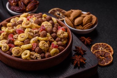 Gevrek, çikolata topları ve sağlıklı bir kahvaltı için kurutulmuş meyve. Çikolatalı granola.