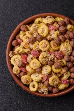 Gevrek, çikolata topları ve sağlıklı bir kahvaltı için kurutulmuş meyve. Çikolatalı granola.