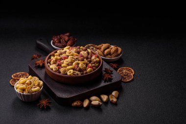 Gevrek, çikolata topları ve sağlıklı bir kahvaltı için kurutulmuş meyve. Çikolatalı granola.