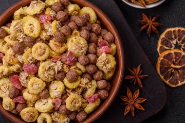 Gevrek, çikolata topları ve sağlıklı bir kahvaltı için kurutulmuş meyve. Çikolatalı granola.