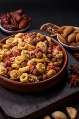 Gevrek, çikolata topları ve sağlıklı bir kahvaltı için kurutulmuş meyve. Çikolatalı granola.
