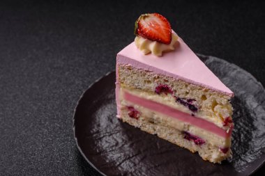 Doğum günü kutlaması için bir dilim pembe puf kek. Düğünü ya da sevgililer gününü kutlamak için tatlılar