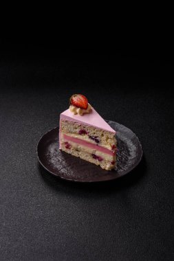 Doğum günü kutlaması için bir dilim pembe puf kek. Düğünü ya da sevgililer gününü kutlamak için tatlılar