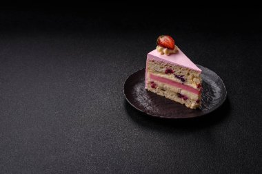 Doğum günü kutlaması için bir dilim pembe puf kek. Düğünü ya da sevgililer gününü kutlamak için tatlılar