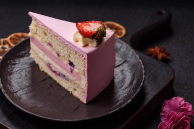 Doğum günü kutlaması için bir dilim pembe puf kek. Düğünü ya da sevgililer gününü kutlamak için tatlılar