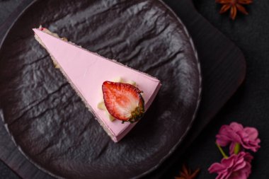 Doğum günü kutlaması için bir dilim pembe puf kek. Düğünü ya da sevgililer gününü kutlamak için tatlılar