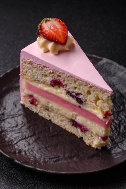 Doğum günü kutlaması için bir dilim pembe puf kek. Düğünü ya da sevgililer gününü kutlamak için tatlılar