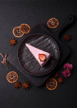 Doğum günü kutlaması için bir dilim pembe puf kek. Düğünü ya da sevgililer gününü kutlamak için tatlılar