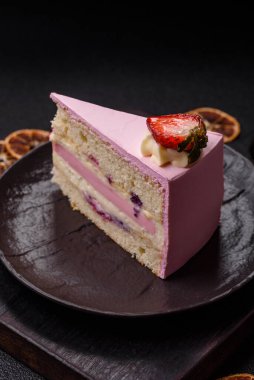 Doğum günü kutlaması için bir dilim pembe puf kek. Düğünü ya da sevgililer gününü kutlamak için tatlılar