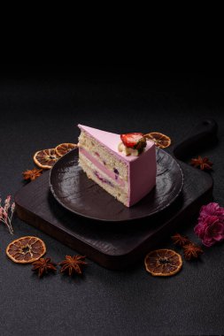 Doğum günü kutlaması için bir dilim pembe puf kek. Düğünü ya da sevgililer gününü kutlamak için tatlılar