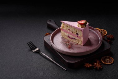 Doğum günü kutlaması için bir dilim pembe puf kek. Düğünü ya da sevgililer gününü kutlamak için tatlılar