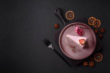 Doğum günü kutlaması için bir dilim pembe puf kek. Düğünü ya da sevgililer gününü kutlamak için tatlılar