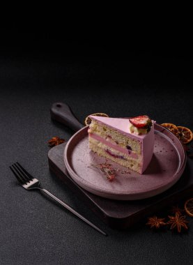 Doğum günü kutlaması için bir dilim pembe puf kek. Düğünü ya da sevgililer gününü kutlamak için tatlılar