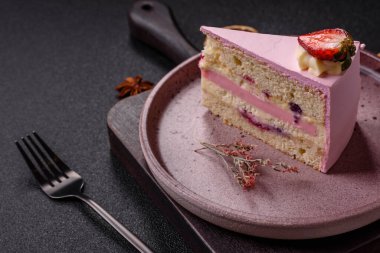 Doğum günü kutlaması için bir dilim pembe puf kek. Düğünü ya da sevgililer gününü kutlamak için tatlılar