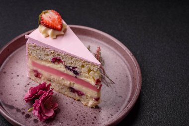 Doğum günü kutlaması için bir dilim pembe puf kek. Düğünü ya da sevgililer gününü kutlamak için tatlılar