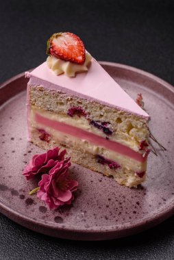 Doğum günü kutlaması için bir dilim pembe puf kek. Düğünü ya da sevgililer gününü kutlamak için tatlılar