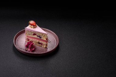 Doğum günü kutlaması için bir dilim pembe puf kek. Düğünü ya da sevgililer gününü kutlamak için tatlılar