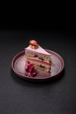 Doğum günü kutlaması için bir dilim pembe puf kek. Düğünü ya da sevgililer gününü kutlamak için tatlılar