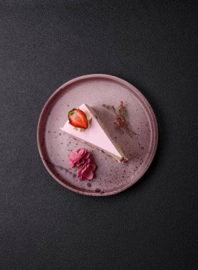 Doğum günü kutlaması için bir dilim pembe puf kek. Düğünü ya da sevgililer gününü kutlamak için tatlılar