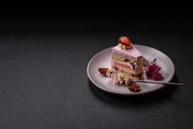 Doğum günü kutlaması için bir dilim pembe puf kek. Düğünü ya da sevgililer gününü kutlamak için tatlılar