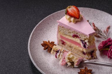 Doğum günü kutlaması için bir dilim pembe puf kek. Düğünü ya da sevgililer gününü kutlamak için tatlılar