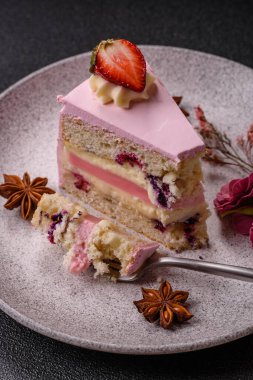 Doğum günü kutlaması için bir dilim pembe puf kek. Düğünü ya da sevgililer gününü kutlamak için tatlılar