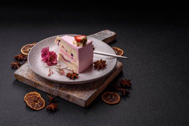 Doğum günü kutlaması için bir dilim pembe puf kek. Düğünü ya da sevgililer gününü kutlamak için tatlılar