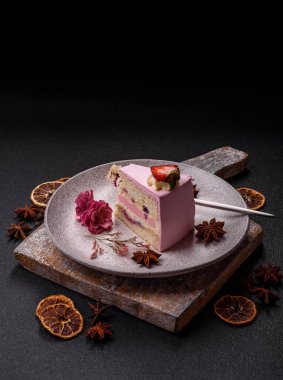 Doğum günü kutlaması için bir dilim pembe puf kek. Düğünü ya da sevgililer gününü kutlamak için tatlılar