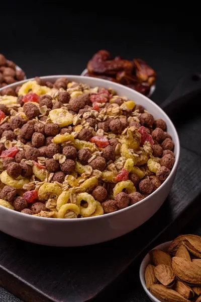 Gevrek, çikolata topları ve sağlıklı bir kahvaltı için kurutulmuş meyve. Çikolatalı granola.