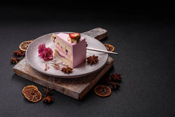 Doğum günü kutlaması için bir dilim pembe puf kek. Düğünü ya da sevgililer gününü kutlamak için tatlılar