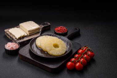 Tropikal meyve ananası halkalarda veya dilimlenmiş tatlı sarı renkte