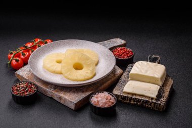 Tropikal meyve ananası halkalarda veya dilimlenmiş tatlı sarı renkte