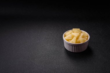 Tropik tatlı konserve ananas meyvesi dilimlenmiş. Pizza ve salata için ananas karışımı.