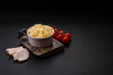 Tropik tatlı konserve ananas meyvesi dilimlenmiş. Pizza ve salata için ananas karışımı.