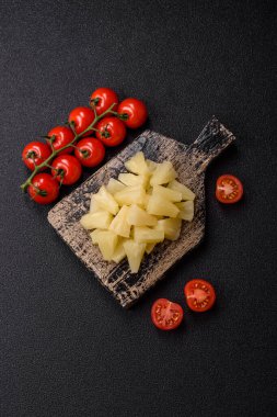 Tropik tatlı konserve ananas meyvesi dilimlenmiş. Pizza ve salata için ananas karışımı.