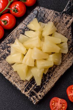 Tropik tatlı konserve ananas meyvesi dilimlenmiş. Pizza ve salata için ananas karışımı.