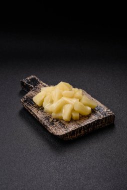 Tropik tatlı konserve ananas meyvesi dilimlenmiş. Pizza ve salata için ananas karışımı.